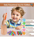 Enfant jouant avec le jeu tri couleurs Montessori