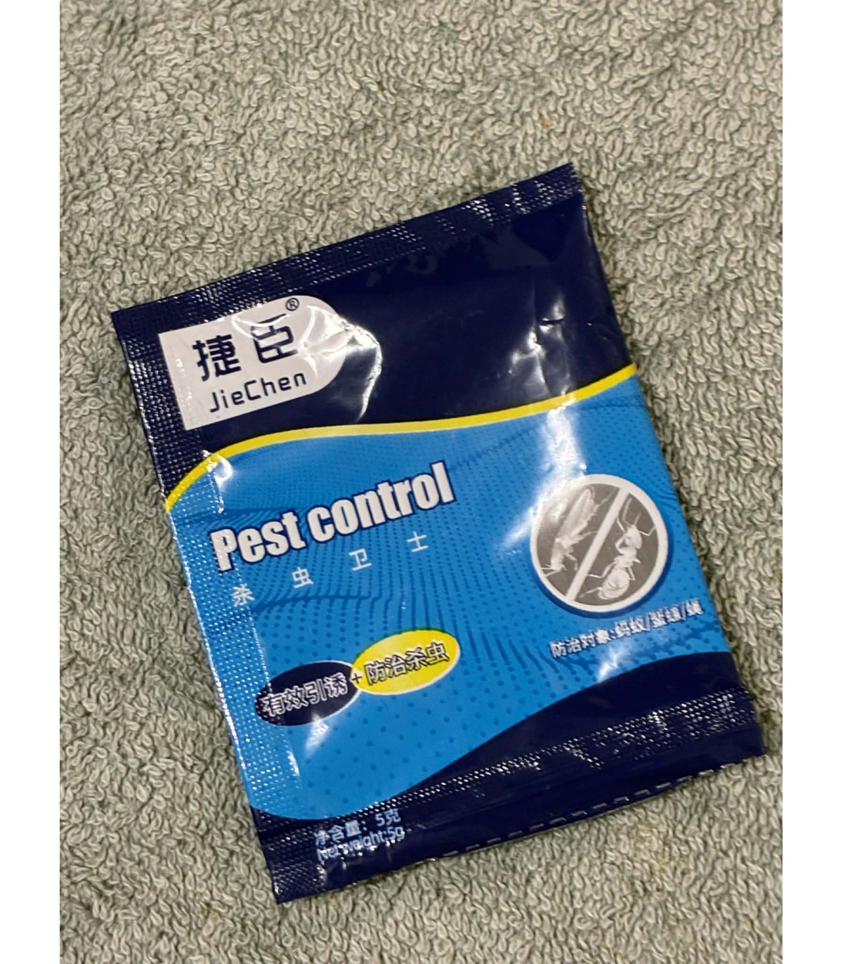sachet anti cafards, coloris bleu, traitement nuisibles, utilisation maison